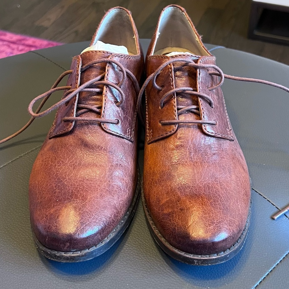 Gorgeous rich brown classic lace up Frye shoes